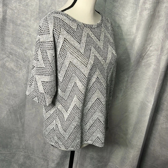 Chico’s Grey & Black Zig Zag Patterned Short Sleeve Sweater - size 0/S/4 - Picture 3 of 14